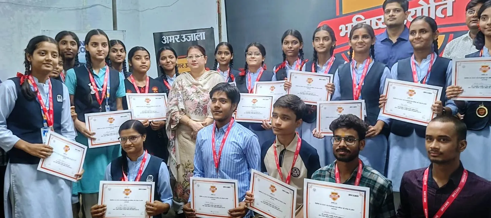 मेधावी विद्यार्थियों को उनके उत्कृष्ट परीक्षा परिणाम के लिए किया गया सम्मानित 
