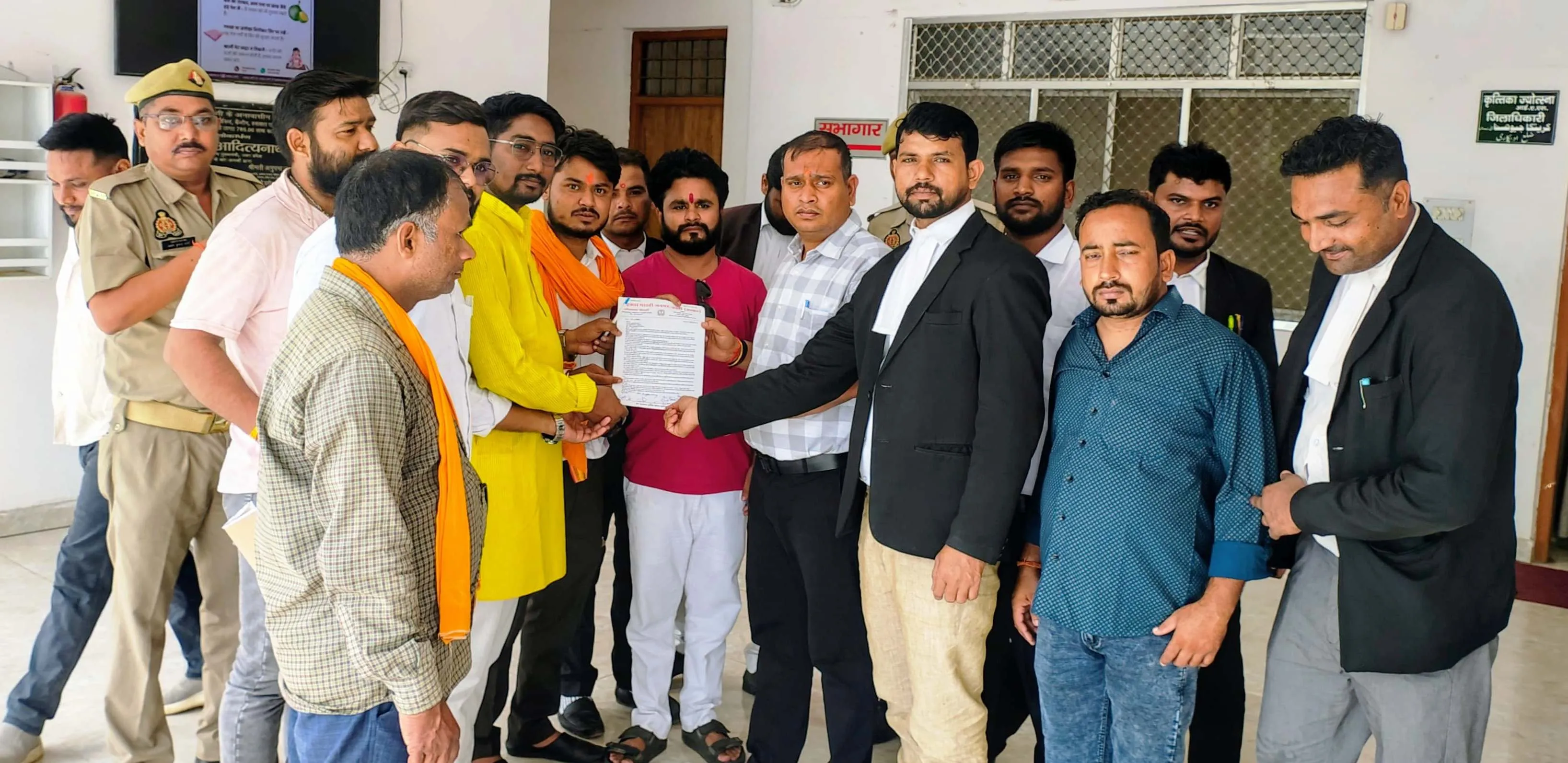 सहकारी समितियों में विसंगतियों और यूरिया की कालाबाजारी के खिलाफ सौंपा सौंपा ज्ञापन 