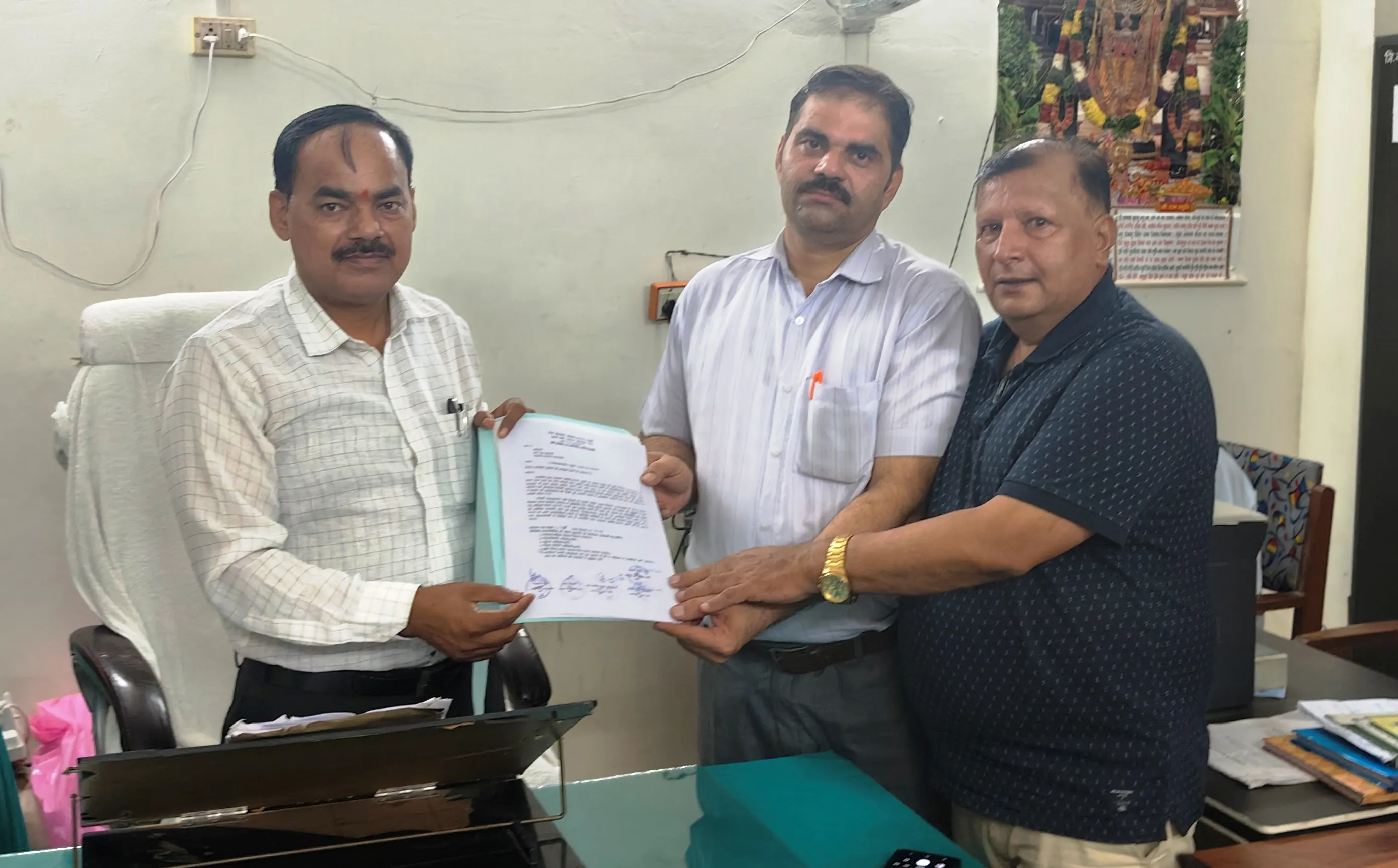  सीडब्लूसी ने नेपाल दूतावास के अधिकृत प्रतिनिधि को सौपा बालक को अपने साथ ले जाने का अधिकार पत्र 