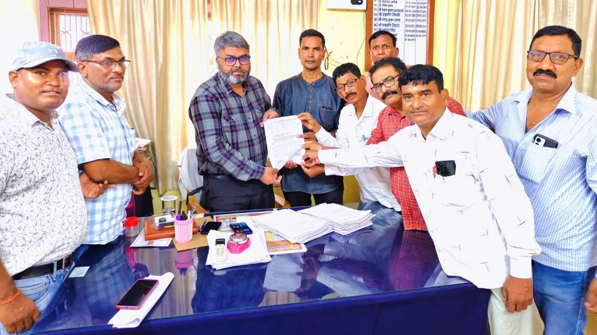 चारो तहसीलों में गूंजी जनगणना पारिश्रमिक की मांग, शिक्षकों ने सौंपा ज्ञापन