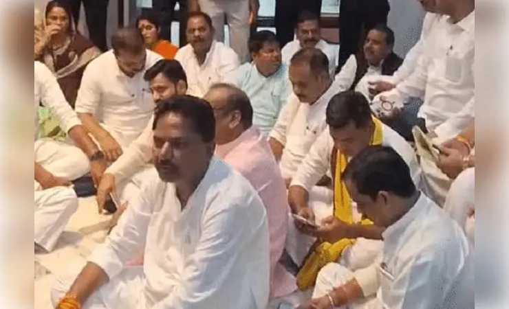 दिल्ली में राहुल गांधी की गिरफ्तारी पर मप्र में प्रदर्शन, विधानसभा में धरने पर बैठे कांग्रेस विधायक