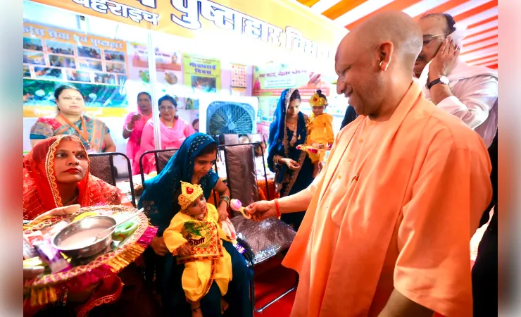 मुख्यमंत्री ने नन्हे-मुन्नों को दुलारा-पुचकारा, साथ में फोटो खिंचवाई