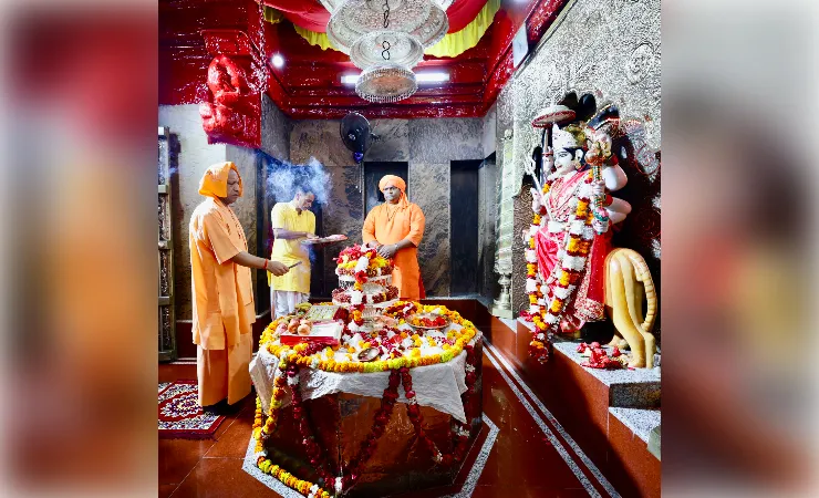 मुख्यमंत्री योगी ने देवीपाटन मंदिर में की मां पाटेश्वरी की आराधना, गौशाला में गायों को खिलाया हरा चारा