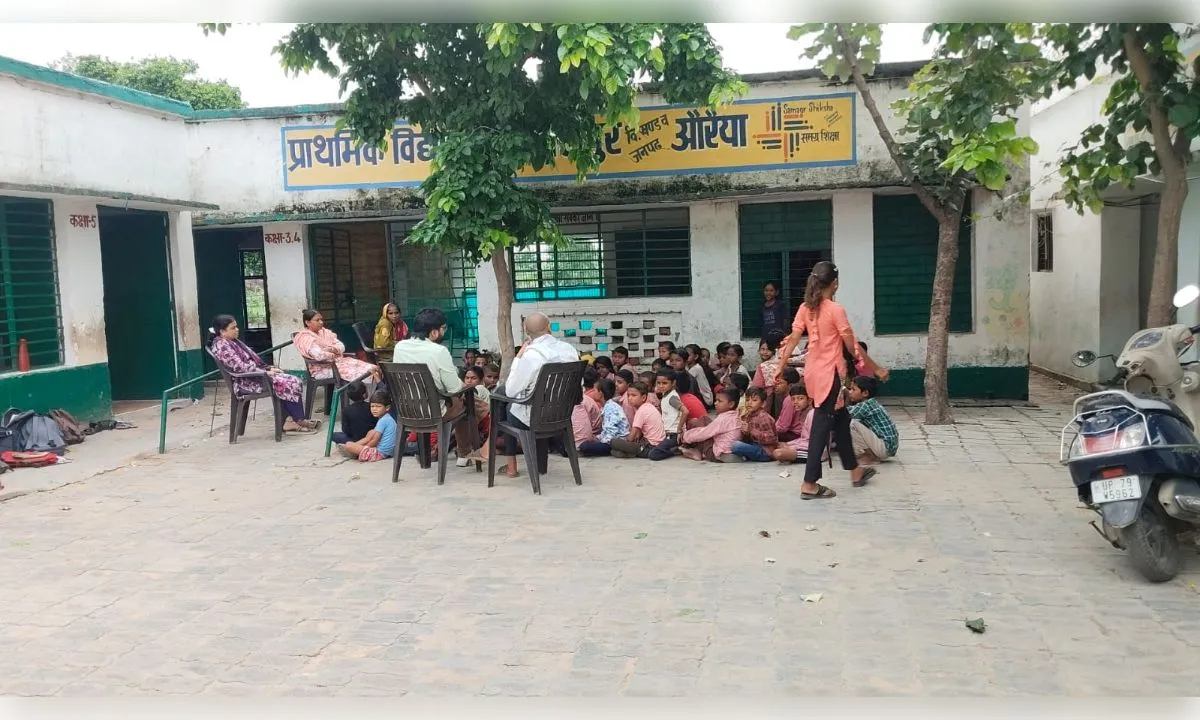 प्राथमिक विद्यालय में जमीन पर बैठाकर बच्चों की पढ़ाई का वीडियो वायरल