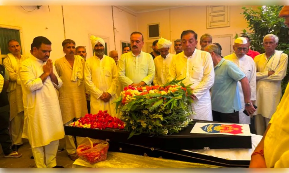  योगी के मंत्री असीम अरुण त्रिपुरा के दिवंगत डीजीपी अनुराग की अंतिम यात्रा में हुए शामिल, दी भावभीनी श्रद्धांजलि