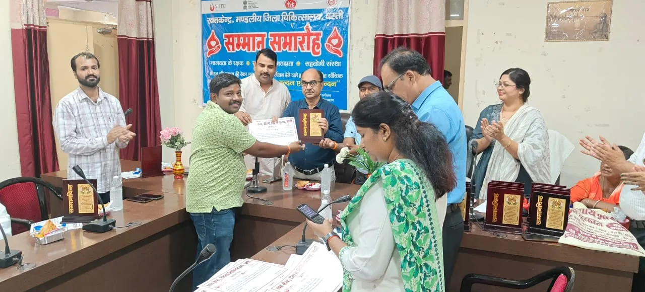 रक्तदान अभियान को नयी ऊंचाईयों तक पहुंचाने पर अनुराग श्रीवास्तव हुए सम्मानित