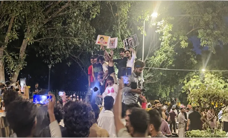 जंतर-मंतर पर रात को फिर हिंसा, दिल्ली पुलिस का दावा-प्रदर्शनकारी खुखरी लहराते दिखे