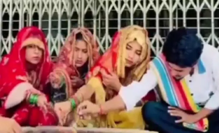 रील से शुरू हुई कहानी, मंदिर में लिए सात फेरे, अमरोहा में तीन बहनों ने एक ही युवक से  की , वीडियो से मचा बवाल