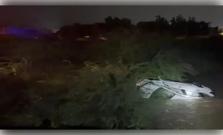 भारी बारिश में नाले में गिरी कार, अहमदाबाद के एक ही परिवार के 4 लोगों की मौत, 2 को बचाया गया