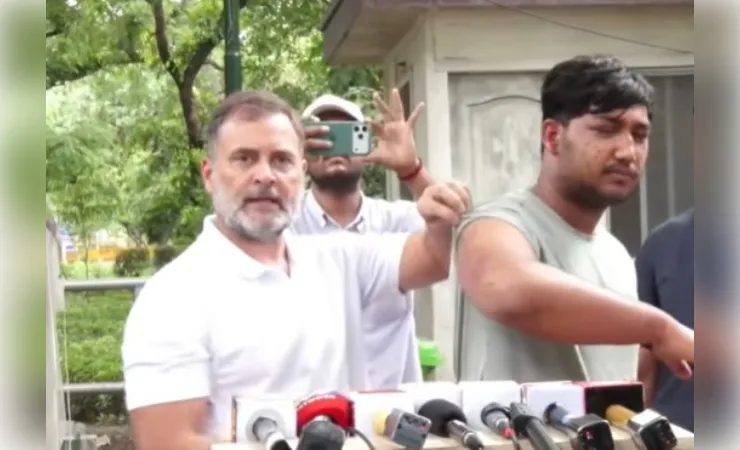 पुलिस कार्रवाई में घायल युवक को सामने लाए राहुल गांधी, बोले- सरकार अत्याचार की जिम्मेदारी ले