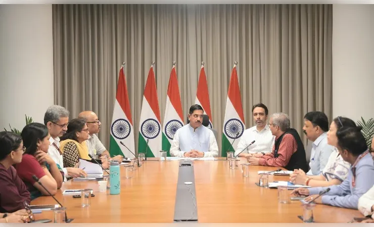 पदभार संभालते ही एक्शन में शिक्षा मंत्री प्रह्लाद जोशी, मंत्रालय के वरिष्ठ अधिकारियों के साथ पहली समीक्षा बैठक