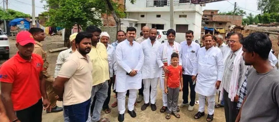 अग्निवीर नरेन्द्र कुमार यादव के घर पहुंचा सपा का प्रतिनिधि मण्डल