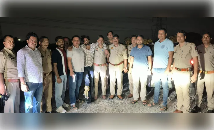 नोएडा मुठभेड़: पुलिस की गोली से घायल हुआ बदमाश, दो शातिर लुटेरे गिरफ्तार