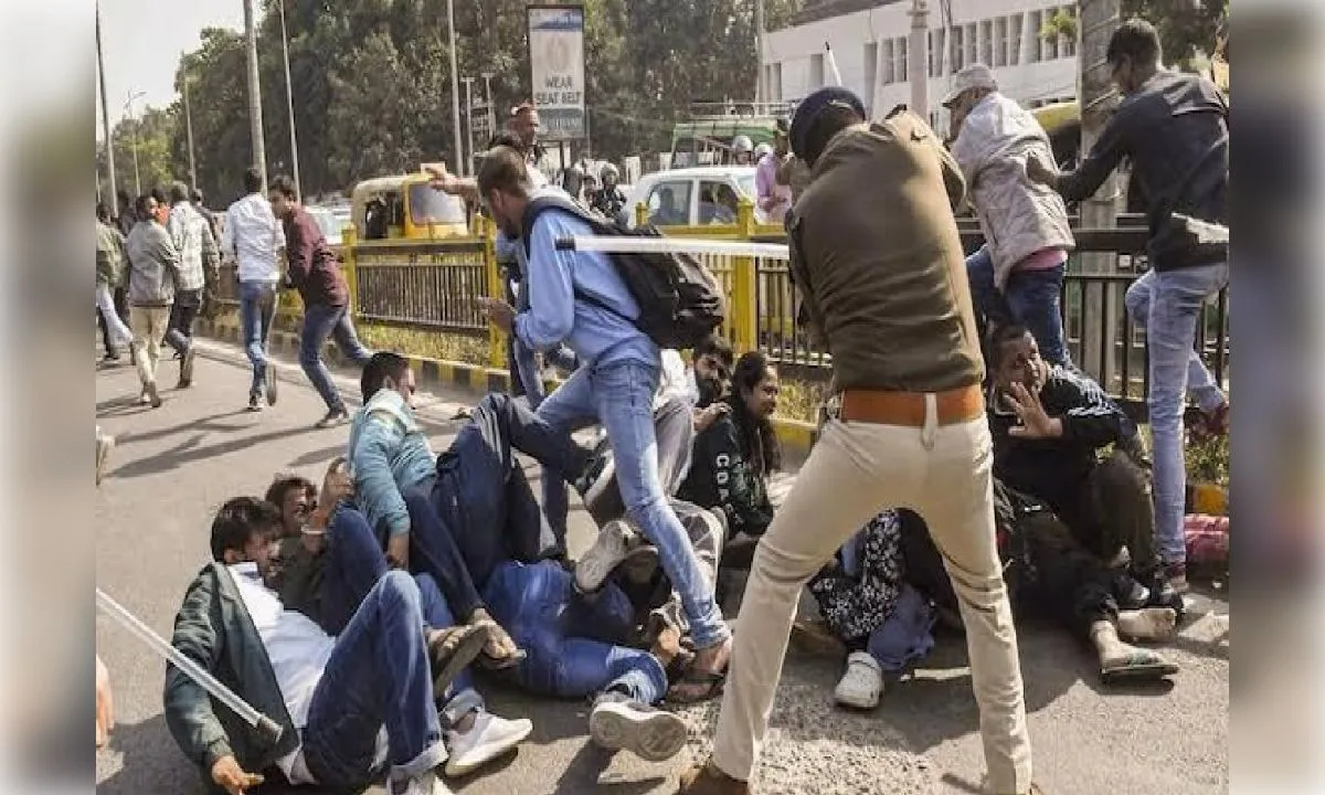 विपक्ष ने बिहार में छात्रों पर बर्बरता के लिए गृहमंत्री से की जवाबदेही की मांग