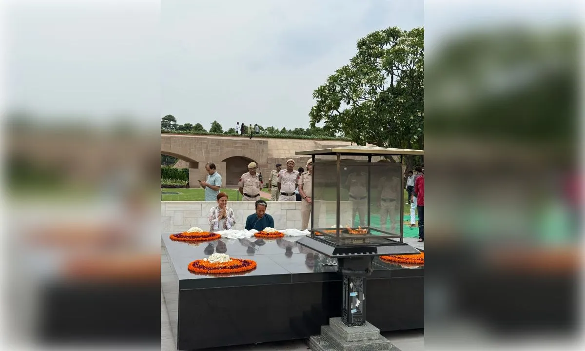 दिल्ली के राजघाट पहुंच कर सोनम वांगचुक व उनकी पत्नी ने गांधी जी को श्रद्धांजलि दी