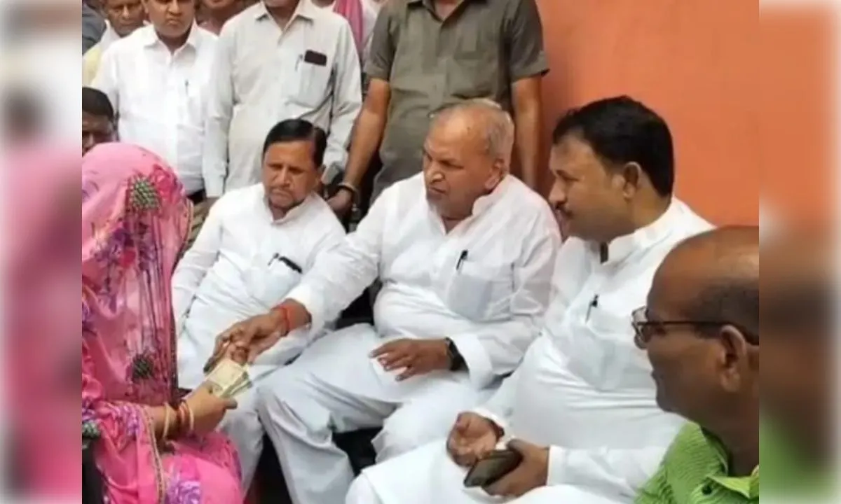 देवरिया हत्याकांड: अखिलेश यादव ने पीड़ित परिवार को भेजी एक लाख रुपये की सहायता
