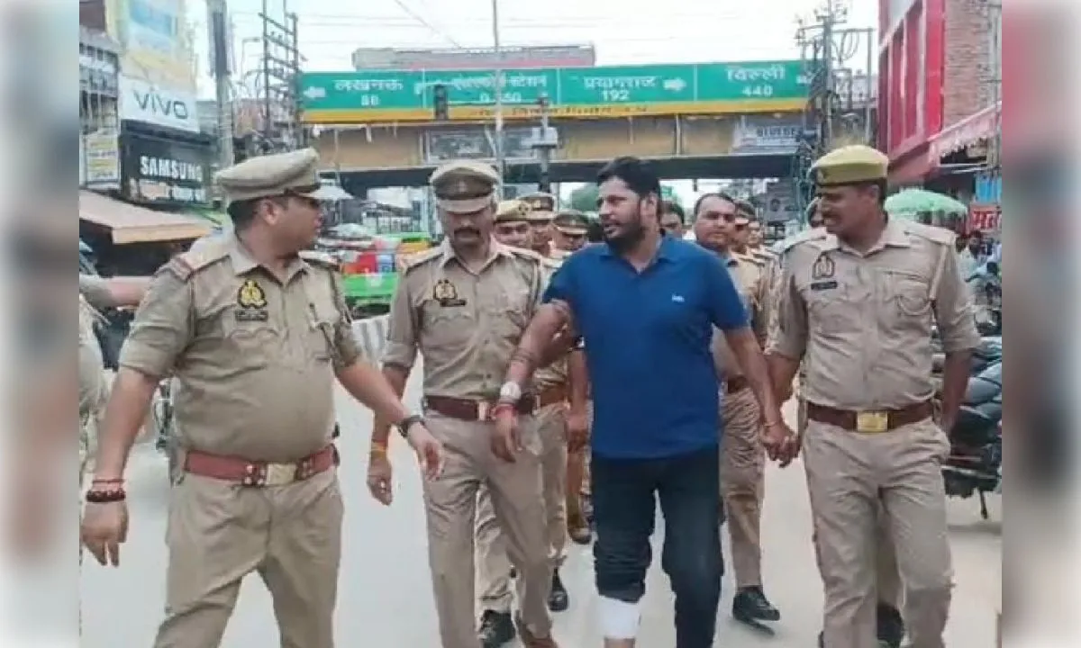 मुठभेड़ में पकड़े गए हिस्ट्रीशीटर का निकाला गया पैदल जुलूस