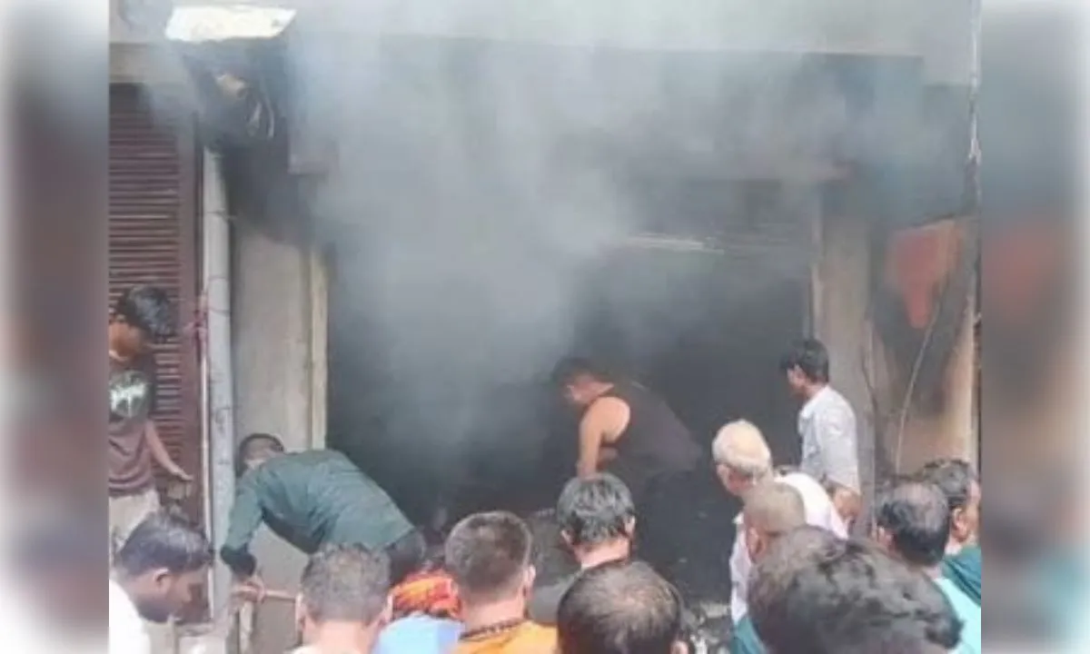बांदा: गारमेंट्स दुकान में लगी भीषण आग, महिलाएं और बच्चे सुरक्षित रेस्क्यू