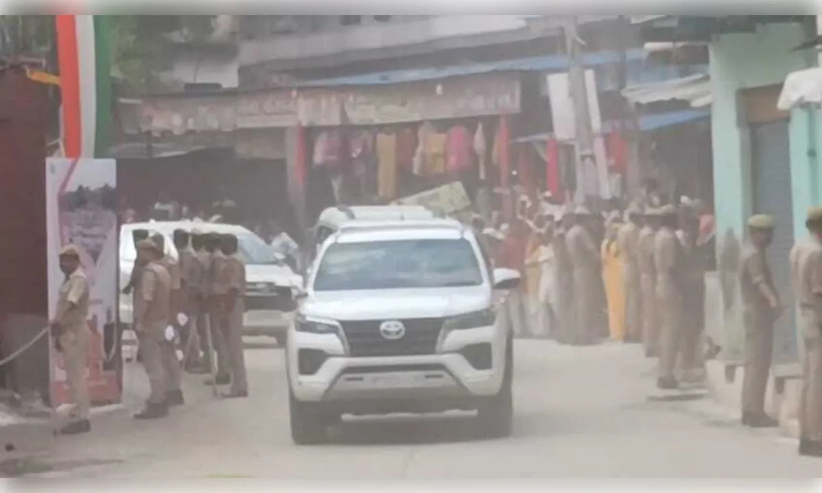  मुख्यमंत्री योगी आदित्यनाथ ने संत रविदास के चौखट पर टेका मत्था