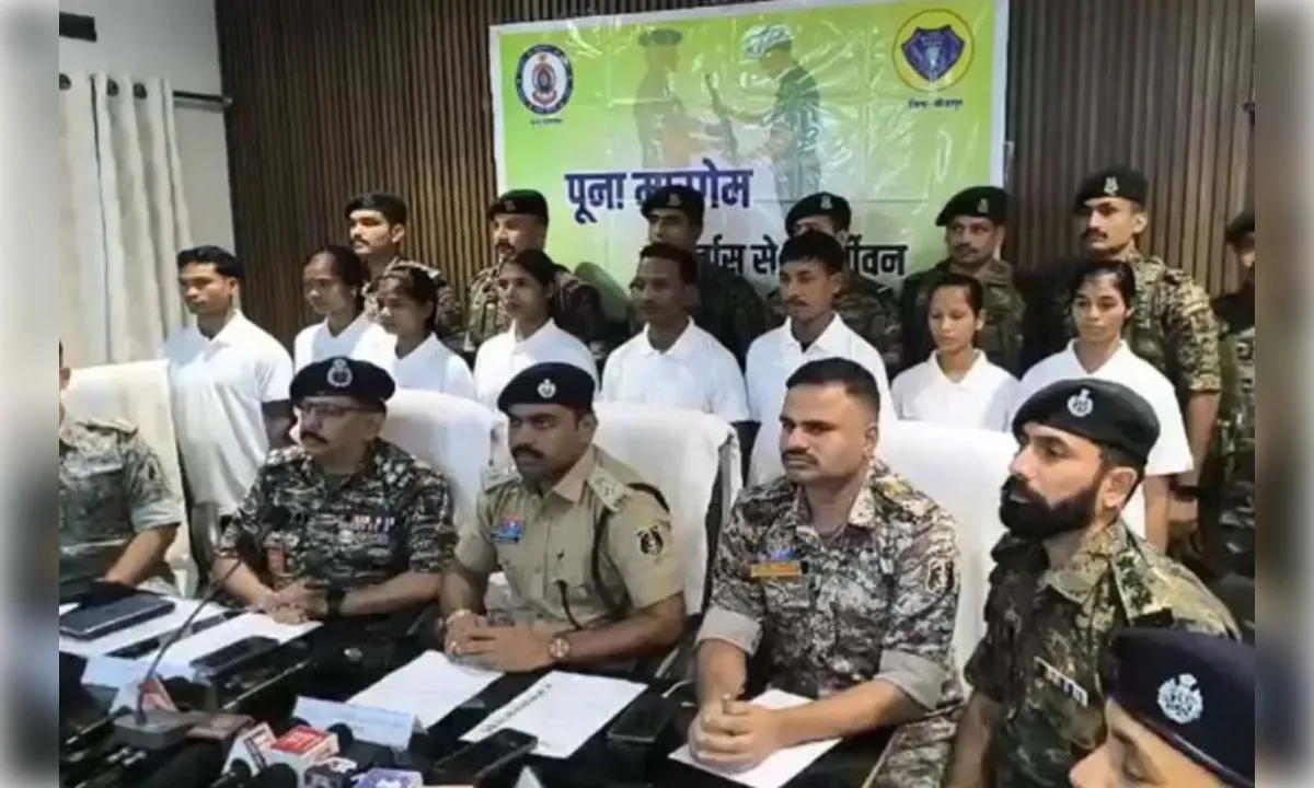 छत्तीसगढ़ के बीजापुर में 49 लाख के इनामी आठ नक्सलियों ने किया आत्मसमर्पण