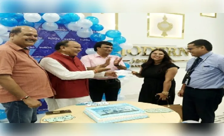 बरेली-जेवर हवाई सेवा शुरू, सांसद ने पहली महिला यात्री को दिया बोर्डिंग पास, केक काटकर मनाया ऐतिहासिक पल