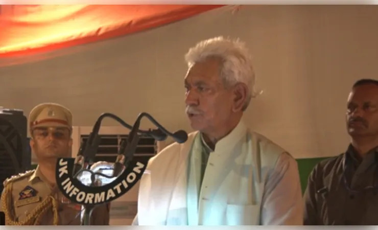 अमरनाथ तीर्थयात्रियों को रवाना करने से पहले उप राज्यपाल मनोज सिन्हा ने की पूजा-अर्चना
