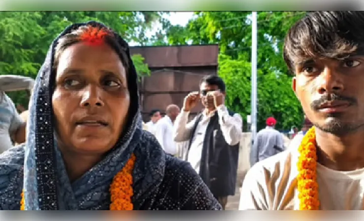 27 साल छोटे युवक के प्यार में घर छोड़ गई तीन बच्चों की मां, पति भी मजबूर होकर स्वीकार कर लिया रिश्ता 