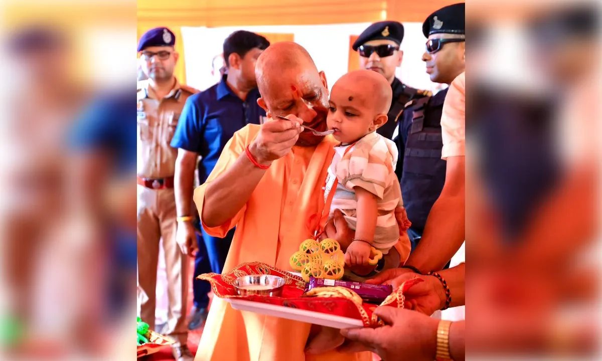 मुख्यमंत्री ने बुलाया तो दौड़कर मंच पर पहुंचीं महिलाएं, भेंट किया हाथ से बनाया गया चित्र