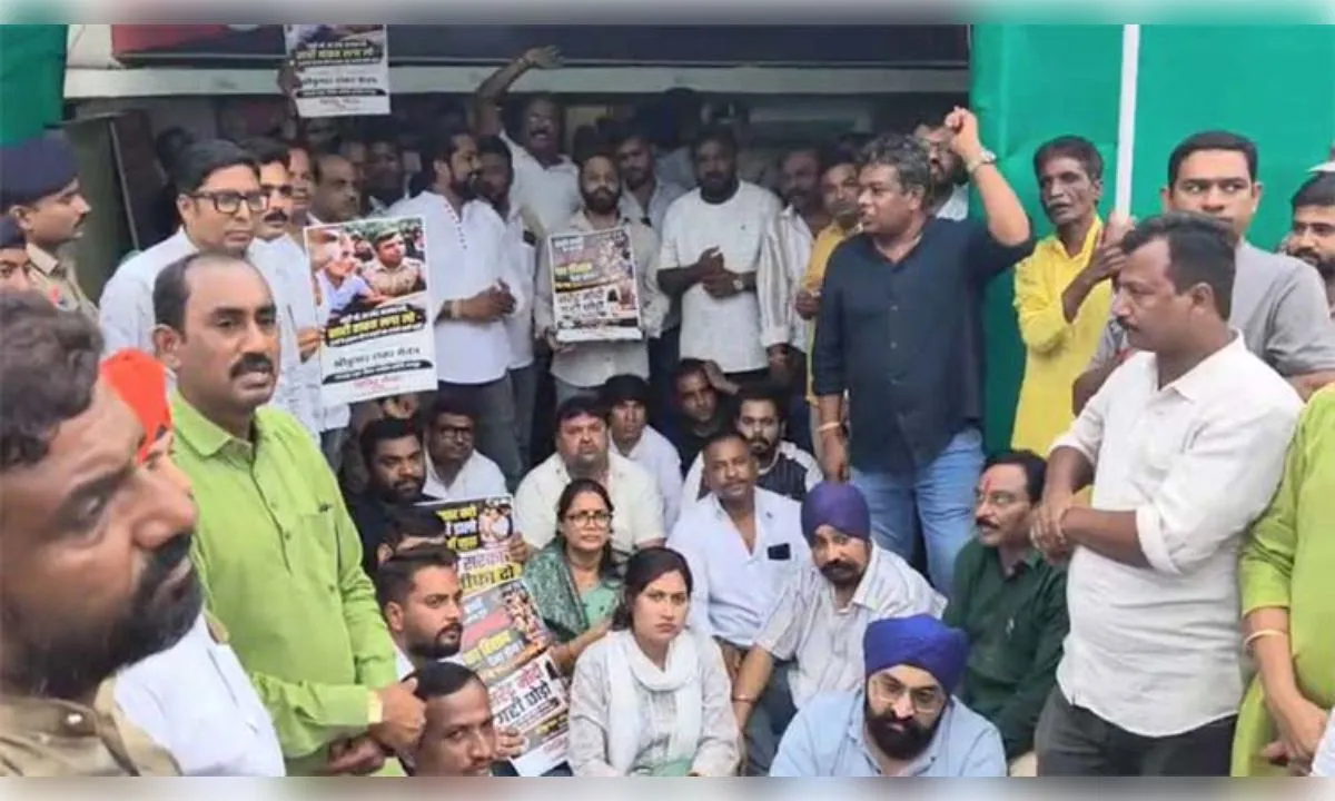 रायपुर: कांग्रेस का थाने के बाहर प्रदर्शन, कार्यकर्ताओं पर दर्ज एफआईआर वापस लेने की मांग