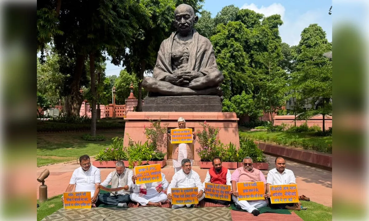 झारखंड की भर्ती परीक्षाओं में कथित अनियमितताओं के विरोध में भाजपा सांसदों का संसद परिसर में मौन उपवास