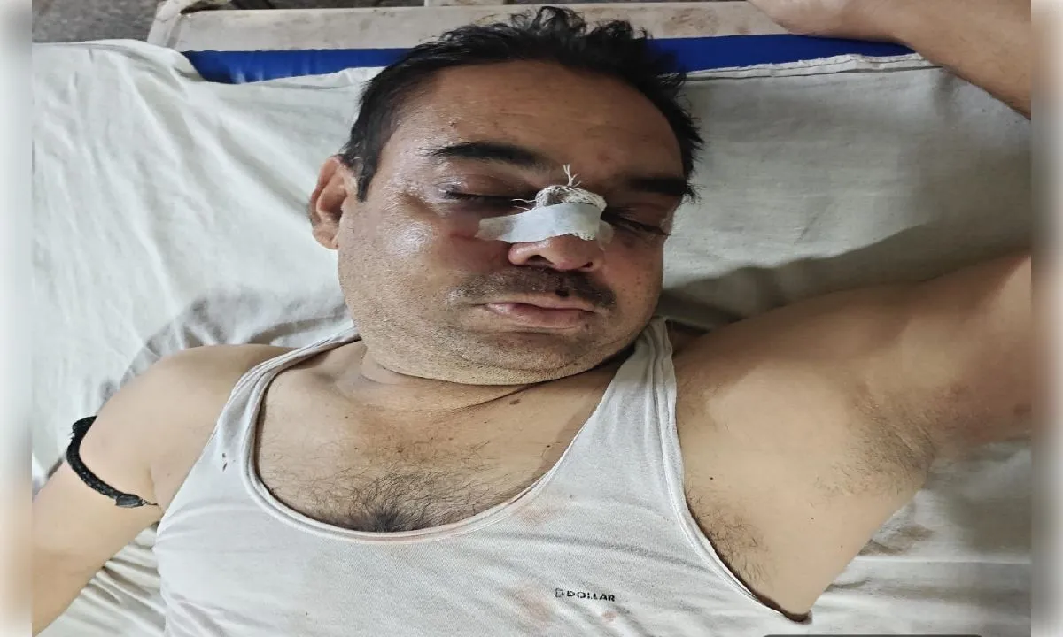 बांदा में सपा नेता पर दिनदहाड़े हमला, गंभीर हालत में अस्पताल में भर्ती