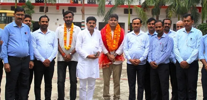 बीपीएससी में चयनित पूर्व छात्र शिवम का विद्यालय में हुआ सम्मान, विद्यार्थियों को दिए सफलता के मंत्र