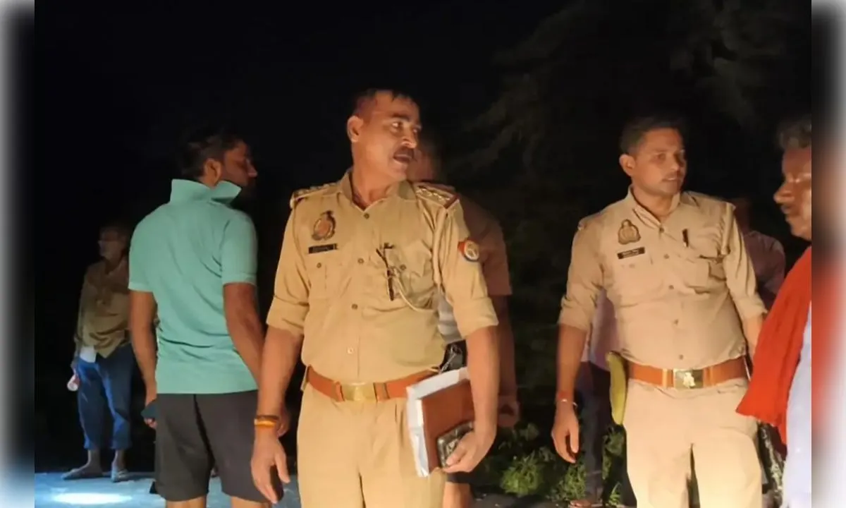औरैया में पेड़ से लटका मिला रिटायर्ड दरोगा का शव , जांच में जुटी पुलिस 
