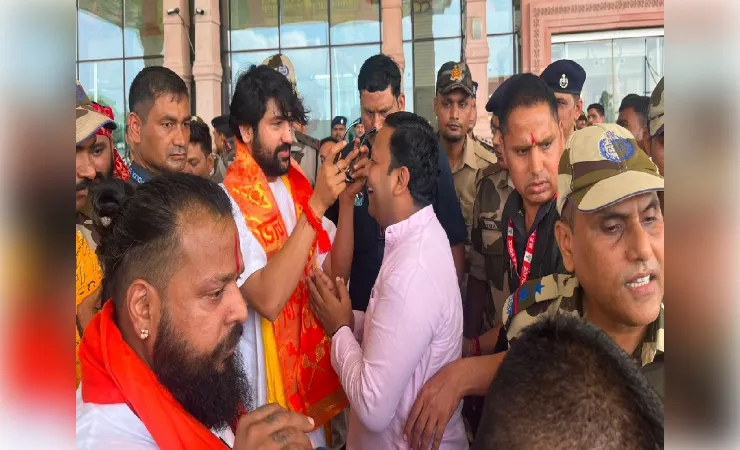 अयोध्या एयरपोर्ट पर दिखा आत्मीयता का अनूठा दृश्य