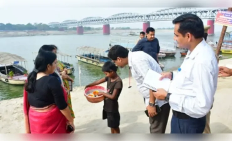 वाराणसी में गंगा के किनारे घाटों पर फूल माला बेचने वाले बच्चों की शिक्षा को लेकर चिंतित हुई राज्य मंत्री