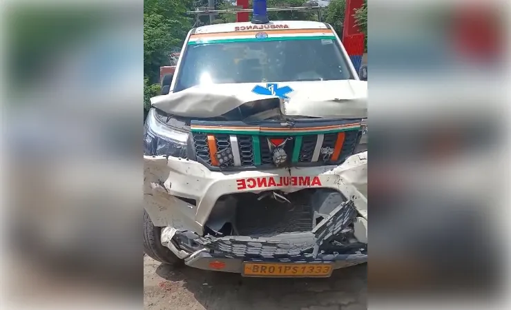 देवरिया में तेज रफ्तार एंबुलेंस ने ई-रिक्शा और पुलिसकर्मियों को मारी टक्कर, तीन सिपाही समेत चार घायल