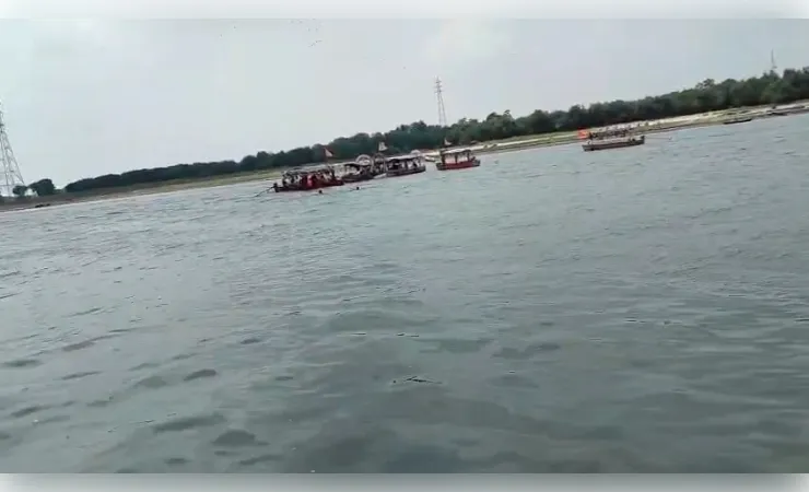 गोरखपुर में नाव से टकराने के बाद सरयू नदी में पलटी बोट, लाइफ जैकेट से बची पांच लाेगाें की जिंदगी