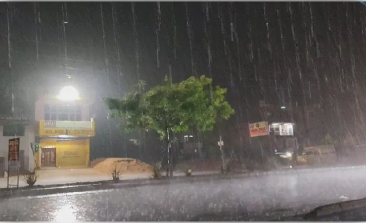 उत्तर प्रदेश में मानसून की सक्रियता से भाेर में बारिश हुई, दिन में गरज चमक के साथ बाैछारें पड़ने व तेज हवाएं चलने का अनुमान
