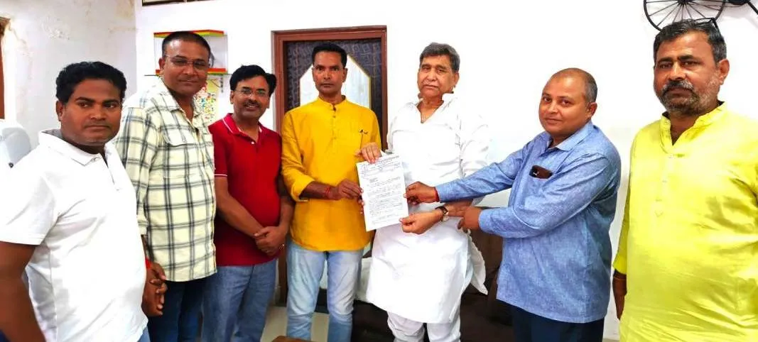 आरटीई से पूर्व नियुक्त शिक्षकों को टीईटी से छूट की मांग, सांसद को सौंपा ज्ञापन