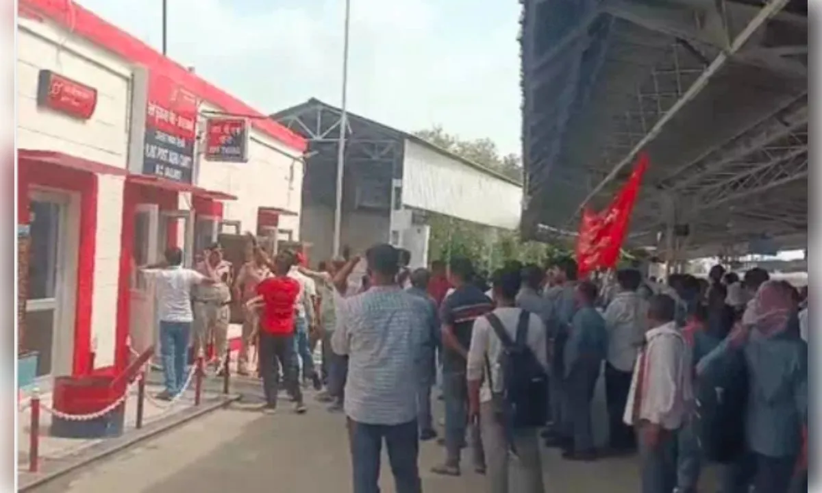 आगरा कैंट स्टेशन के रेलवे मास्टर की पिटाई पर बड़ी कार्रवाई, आरपीएफ जवान पर मुकदमा