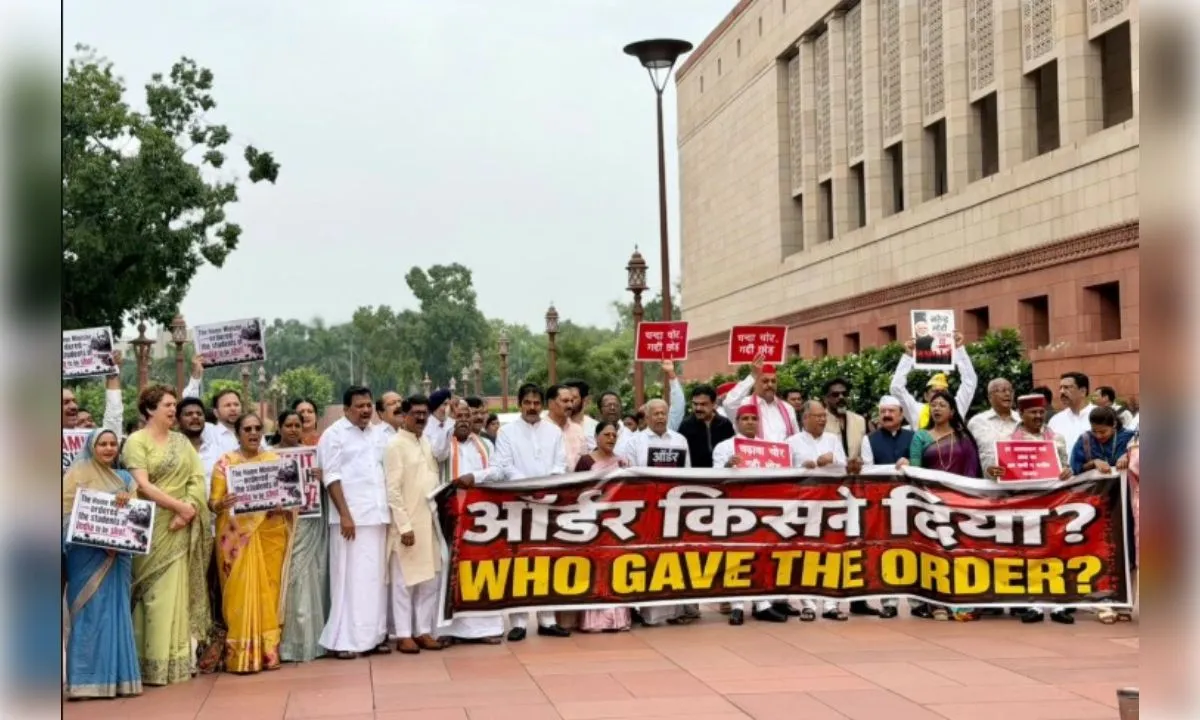 संसद भवन परिसर में इंडी गठबंधन का प्रदर्शन: पैलेट गन के इस्तेमाल का विरोध