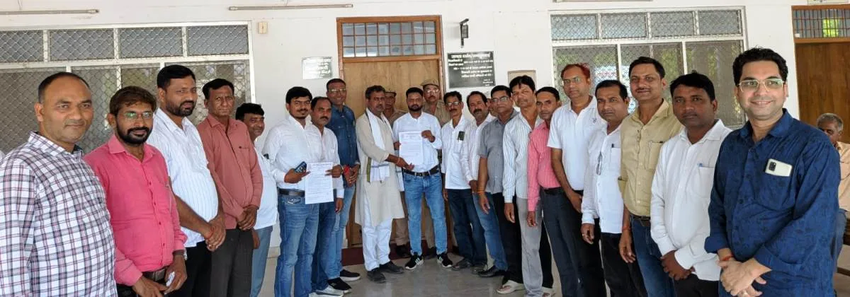 गैर मान्यता विद्यालयों पर कार्यवाही की मांग को लेकर शिक्षकों ने डीएम, बीएसए को सौंपा ज्ञापन