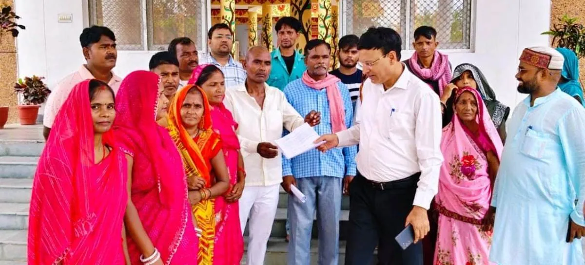 चक मार्ग से अवैध कब्जा हटाने की मांग, ग्रामीणों ने डीएम को सौंपा पत्र, दिया आन्दोलन की चेतावनी