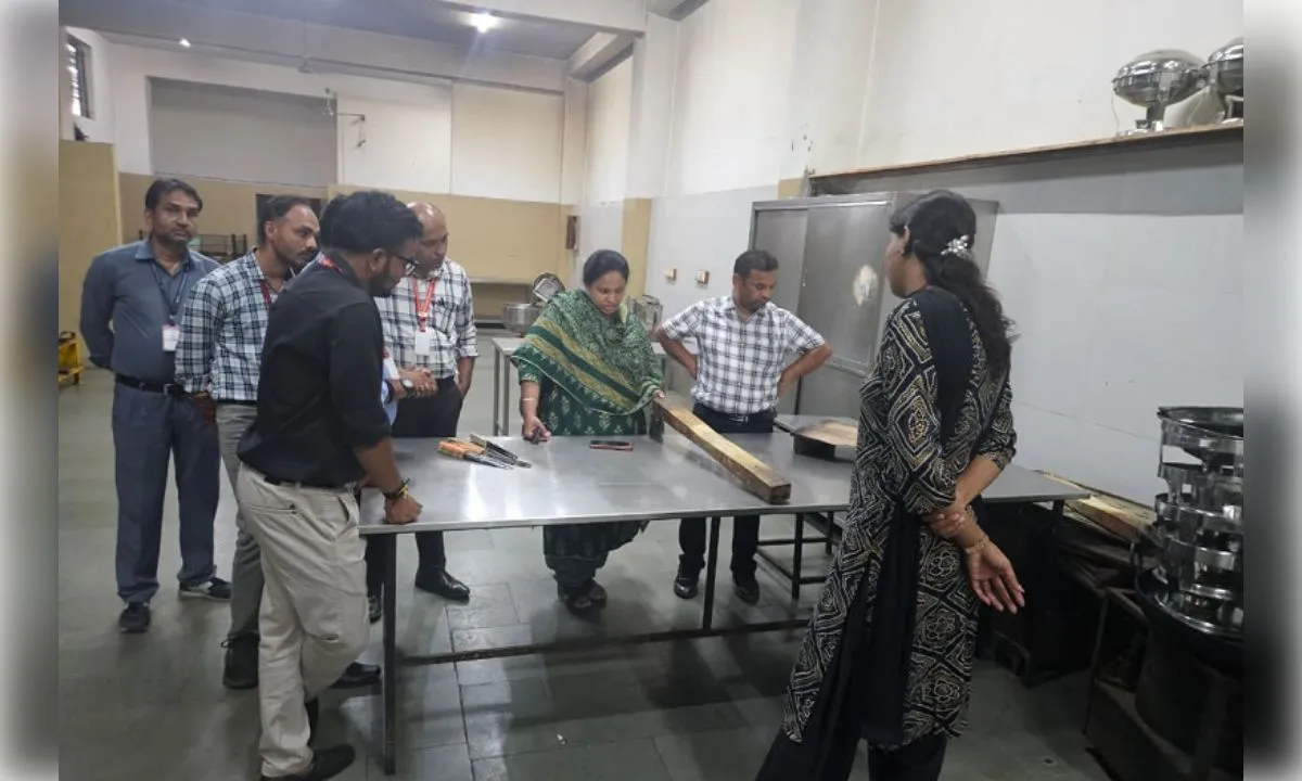  खाद्य विभाग का विभिन्न प्रतिष्ठानों पर छापा, 1.35 लाख रुपये मूल्य का 208 किलो संदिग्ध घी जब्त