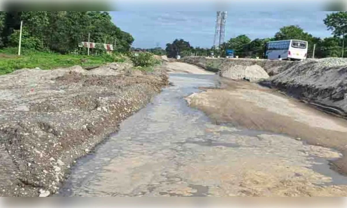 एनएचएआई की लापरवाही से बढ़ा जल संकट, पाइपलाइन फटने से तीन गांवों में हाहाकार