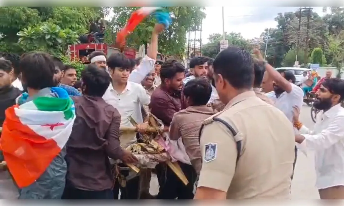 जबलपुर : दिल्ली छात्र आंदोलन के समर्थन में एनएसयूआई का प्रदर्शन, शिक्षा मंत्री के इस्तीफे की मांग