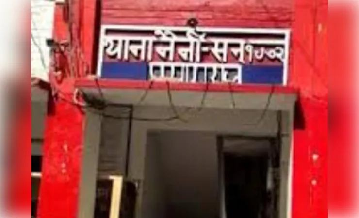  प्रयागराज : अनियंत्रित कार पेड़ से टकराई, चालक की मौत, साथी घायल