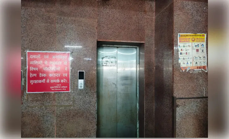जिला अस्पताल में एक माह से बंद पड़ी लिफ्ट,दिव्यांग मरीजों को हो रही परेशानी