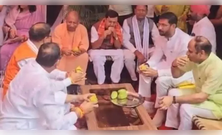 खाट पर आम, 2027 चुनाव पर मंथन; लखनऊ में भाजपा नेतृत्व की रणनीतिक बैठक