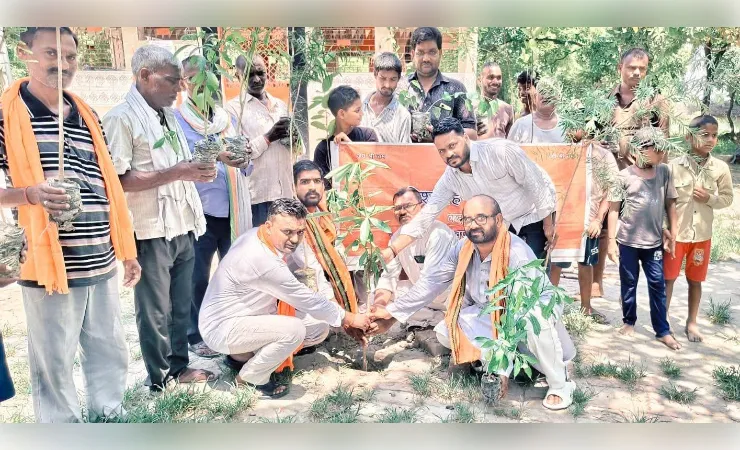 बाराबंकी में बजरंग दल का सेवा सप्ताह शुरू, कार्यकर्ताओं ने वृक्षारोपण कर किया मंदिर में किया श्रमदान
